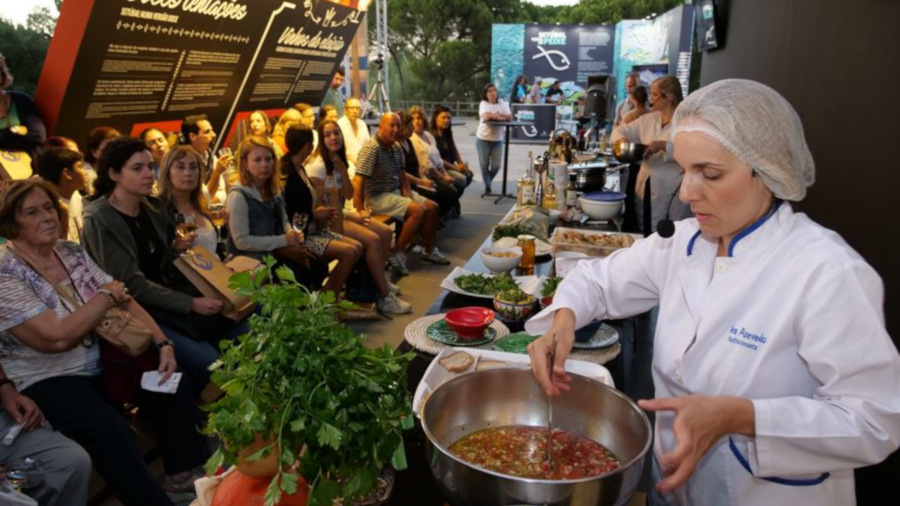 Cozinha mediterrânica e saudável delicia visitantes