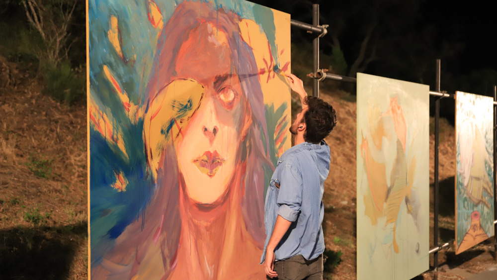 A feira tem uma galeria de arte urbana a céu aberto