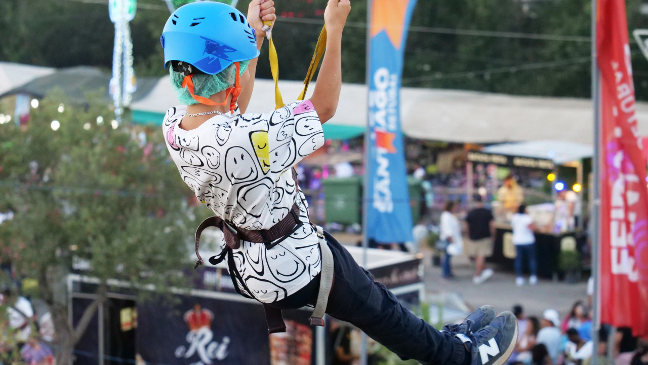 Descida de slide com vista privilegiada sobre o recinto